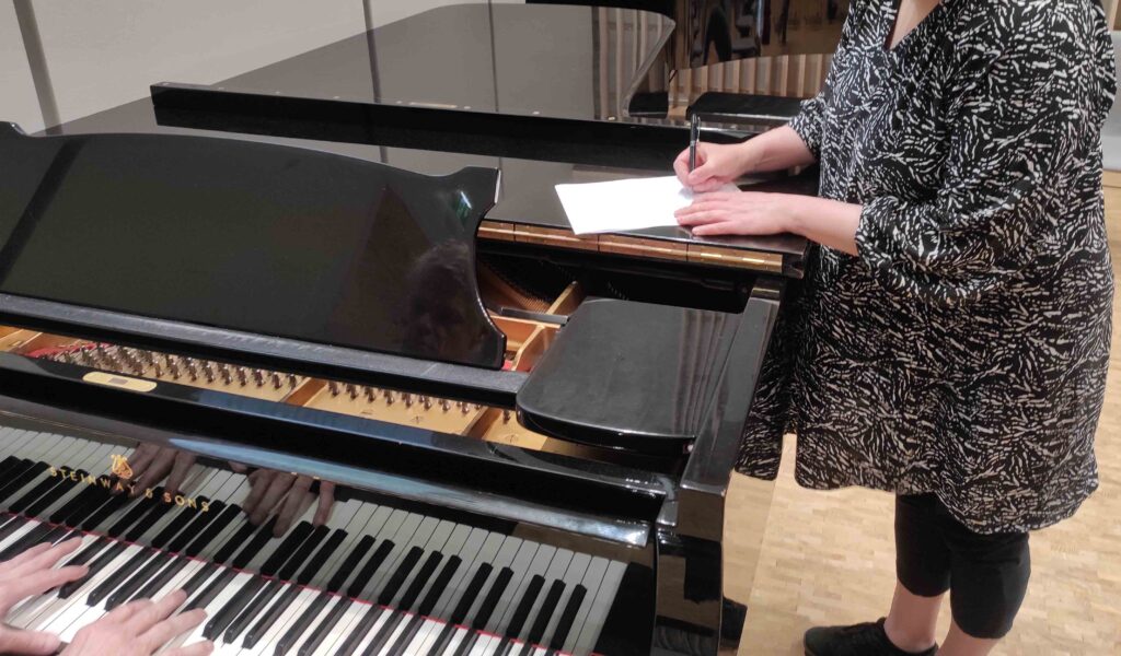 Flyygeliseuran perustamiskirja allekirjoitettiin Joensuun konservatorion pienessä salissa 24.5.2024.