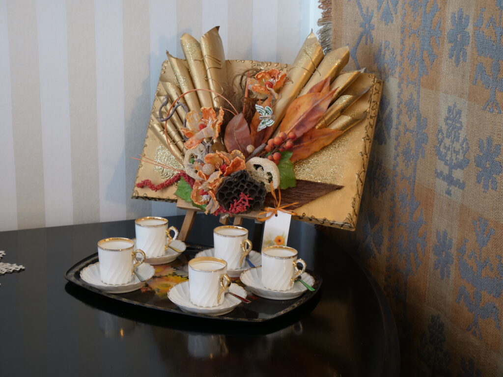 Astiasto flyygelin kannen päällä